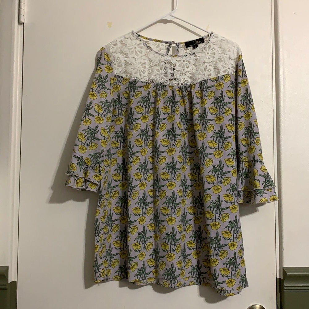 3/4 Sleeve Yellow Flower and Lace Top